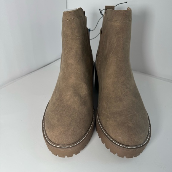 Chelsea boots Rancher by Dolce Vita size 9, *WILL NOT COME W/ BOX. 2 AVAILABLE - Picture 13 of 14